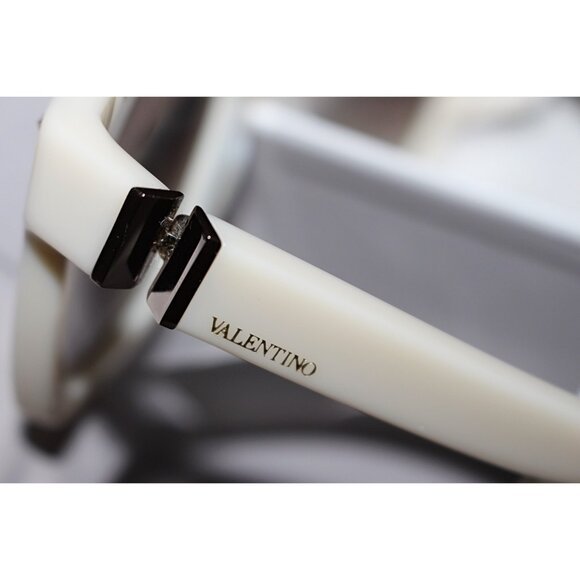 Valentino Garavani - V660SA 103 Rockstud Ivory Sunglasses, Bone w/Studs, New - Picture 7 of 10